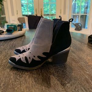 Journee Collection Black & Gray Cowboy Bootie sz 6-1/2 EUC
